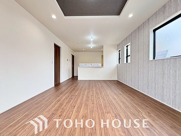 爽やかな通風と採光を存分に感じる事が出来る空間。毎日の暮らしに癒しをもたらす居心地の良いリビング。