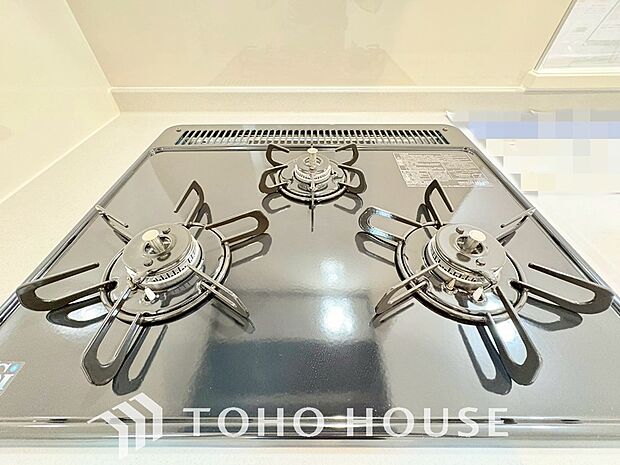 3口コンロは一度に複数のお料理を作ることができるメリットがあります。毎日のキッチンタイムを効率よく。