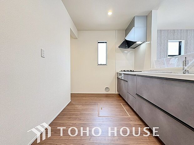 大型の冷蔵庫も配置できる広々としたキッチンスペースでお料理や家事をスムーズに進めることができます。