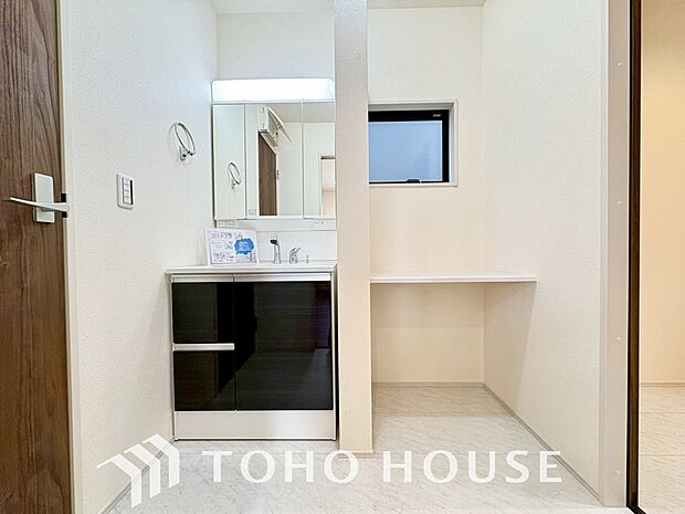 収納もさる事ながら、朝の慌ただしい時間もホテルライクなスペースで余裕とゆとりを感じて頂けます。