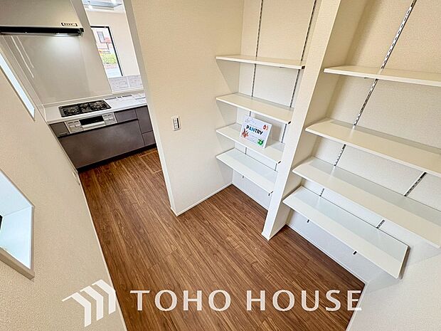 キッチン横にはパントリーを完備。ついつい買いすぎてしまった日用品や食料品のストックなどに。