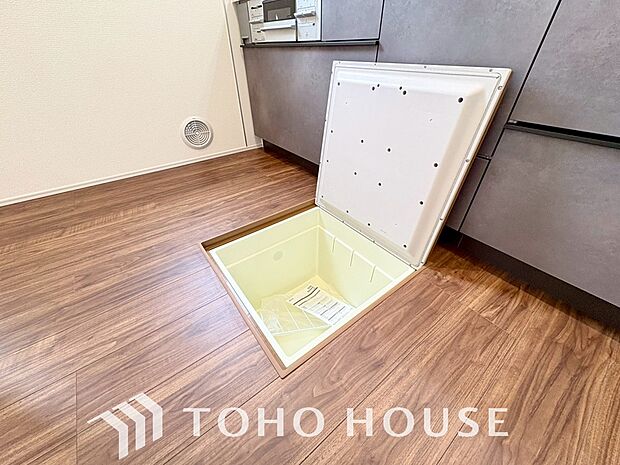 床下収納の場合は使っていない空間を有効利用するので、キッチンを狭くすることなく収納場所を増やせます。