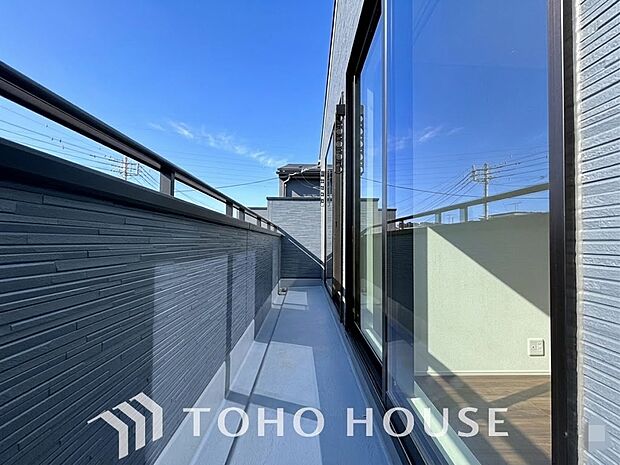 暖かい陽ざしが差込むバルコニー。晴れた日には、洗濯物が良く乾きます。風通しも良好です。