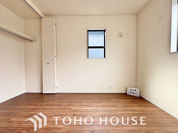 家具の配置のし易い室内です。趣味の部屋としても充分な広さを確保しております。