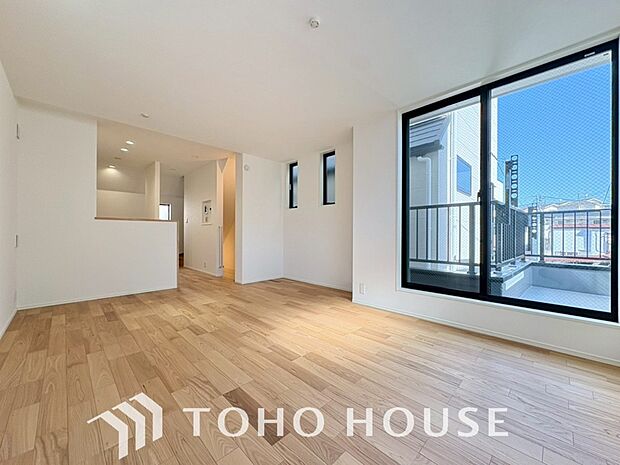 光が注がれる青い空から鮮やかに赤色にゆっくりと染まる。そんな優しい時間がここでは流れてゆく。