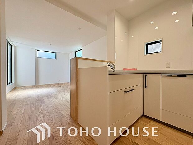 ご家族みんなで調理ができる位のスペースを実現したキッチン空間となっております。