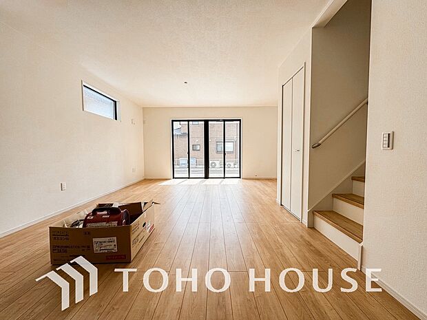 通風と採光を考慮したリビングは地域の鼓動を感じながらお寛ぎ頂くことが可能です。