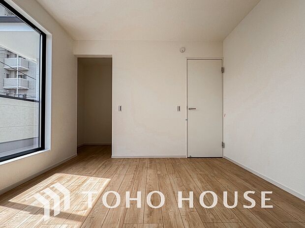 家具の配置のし易い室内です。趣味の部屋としても充分な広さを確保しております。