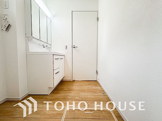 平日の朝であっても、落ち着きとくつろぎを感じられる空間。気持ちよく身だしなみを整えられます。