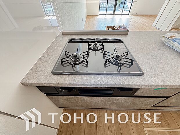 3口コンロは一度に複数のお料理を作ることができるメリットがあります。毎日のキッチンタイムを効率よく。