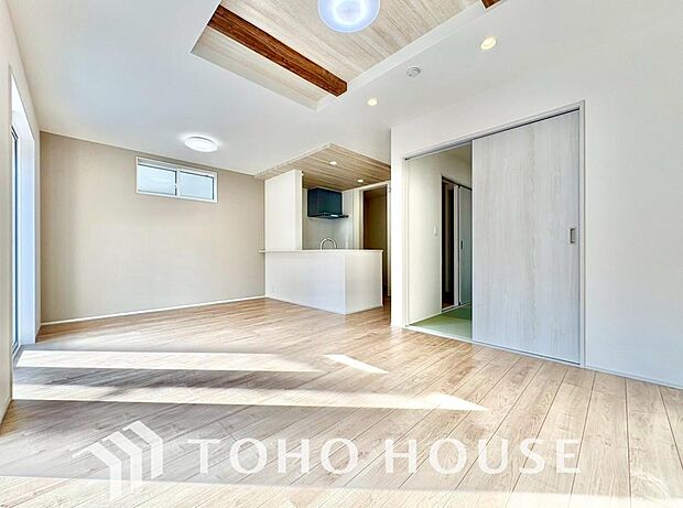 光が注がれる青い空から鮮やかに赤色にゆっくりと染まる。そんな優しい時間がここでは流れてゆく。