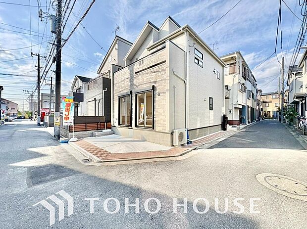 街並みの風景に包み込まれながら、瀟洒な印象も湛えて佇みます。