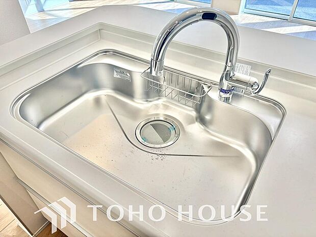 水栓に直接手を触れることなく吐水/止水の切り替えができる便利なタッチレス水栓が標準装備されています。