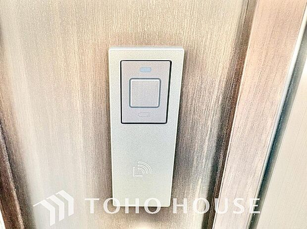 ICチップを用いたカードキー等で玄関扉の施錠&解錠が出来る設備。最近は鍵穴の無いドアも増えてます。