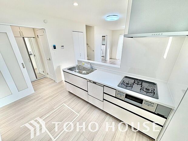 キッチンの収納は、デッドスペースになりやすい箇所を有効活用できる、スライド式収納を採用しました。