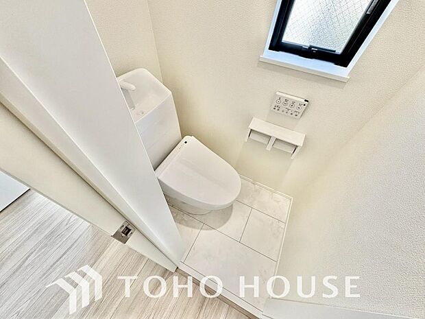 十分な広さと清潔感のあるカラーで纏まったおトイレ。時間に余裕とゆとりを持たせます。