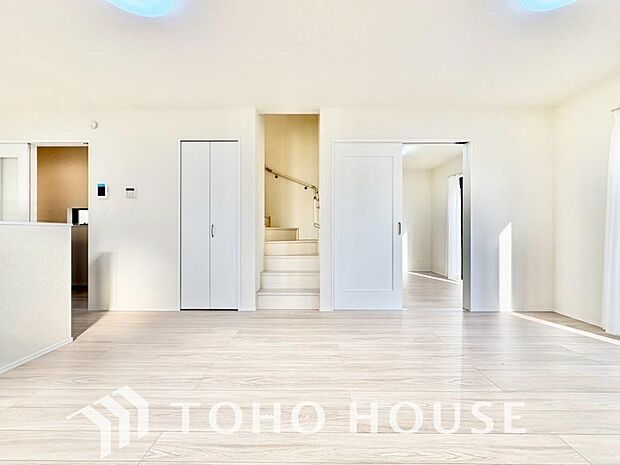 リビングも広く設け、訪れる人々を暖かく迎えてくれます。