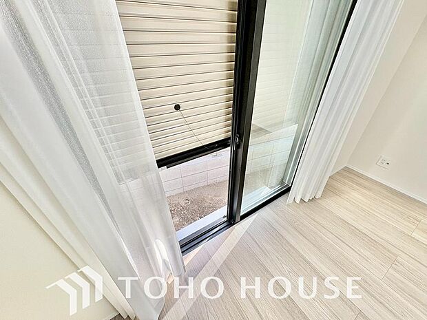 台風などの激しい雨風からお家を守るのはもちろん、空き巣対策などの防犯抑止や防音にも効果を発揮します。