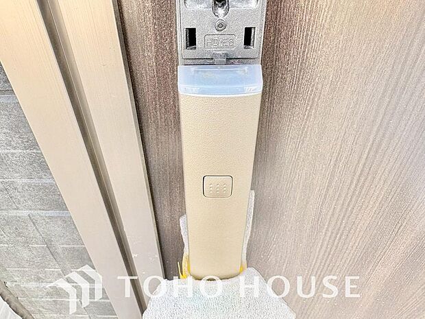 ICチップを用いたカードキー等で玄関扉の施錠&解錠が出来る設備。最近は鍵穴の無いドアも増えてます。