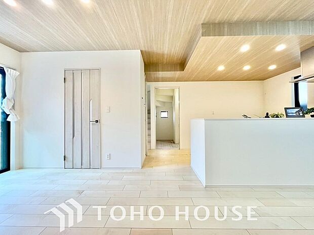 光が注がれる青い空から鮮やかに赤色にゆっくりと染まる。そんな優しい時間がここでは流れてゆく。