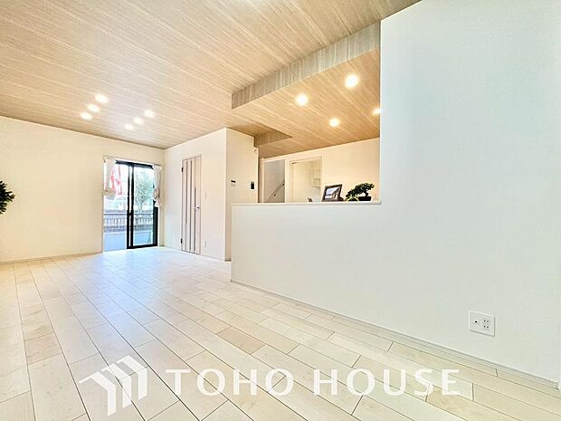 リビングも広く設け、訪れる人々を暖かく迎えてくれます。