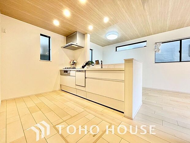 ご家族みんなで調理ができる位のスペースを実現したキッチン空間となっております。