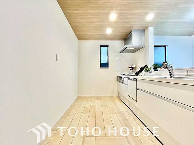 キッチンの収納は、デッドスペースになりやすい箇所を有効活用できる、スライド式収納を採用しました。