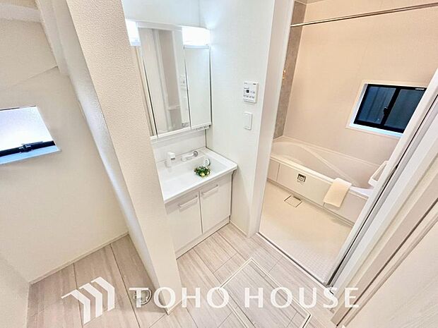 手で洗いたい大切な服など、広く使えると助かる洗面台は汚れの付きにくい形状と素材で造られております。