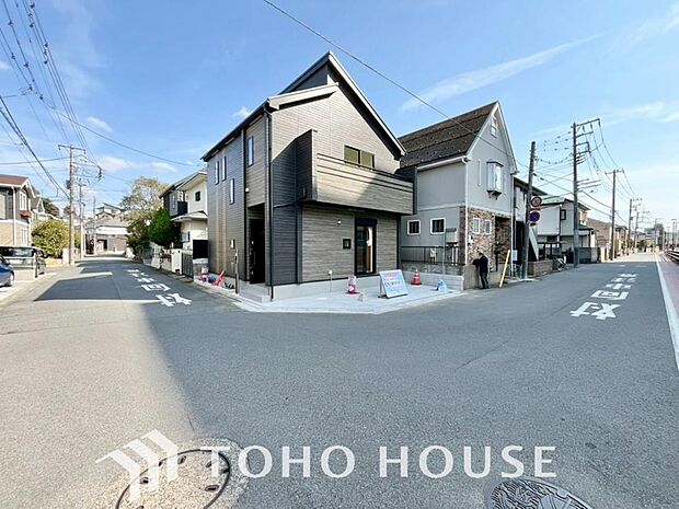 周辺環境とのコラボレーションにより明るく開放的な空間を演出しております。