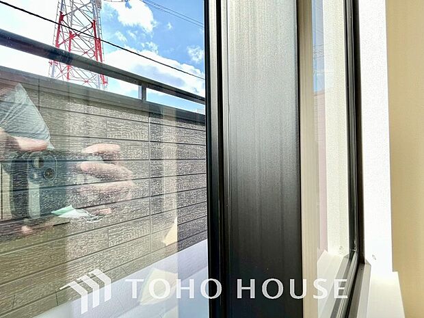 二層のガラスの間に空気層や特殊ガス層を作ることで断熱性能や結露防止効果を高めたサッシを装備してます。