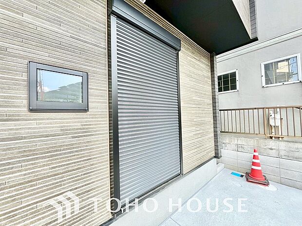 台風などの激しい雨風からお家を守るのはもちろん、空き巣対策などの防犯抑止や防音にも効果を発揮します。