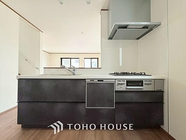 ご家族みんなで調理ができる位のスペースを実現したキッチン空間となっております。