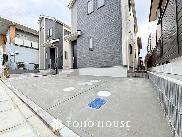 ゆったりとした駐車スペースを確保いたしましたので、大きめのお車でも駐車可能です。