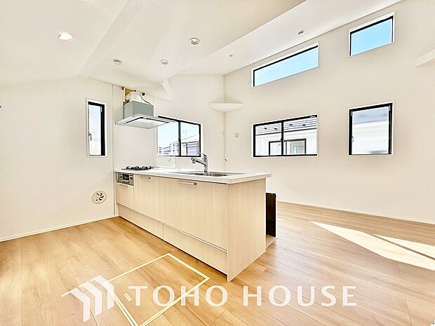 夫婦そろってキッチンに立っても調理がしやすく余裕の広さ。家事をしながら会話も弾みます。