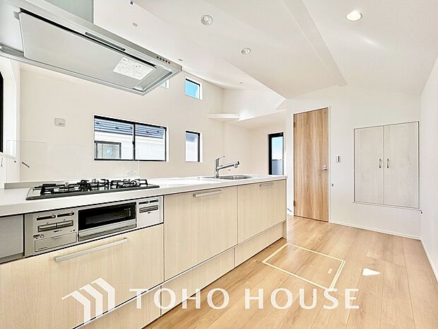 ご家族みんなで調理ができる位のスペースを実現したキッチン空間となっております。