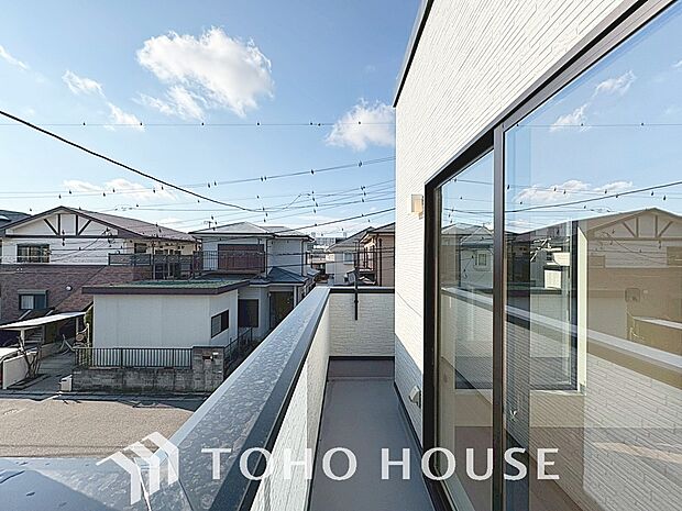 暖かい陽ざしが差込むバルコニーは、晴れた日には、洗濯物が良く乾きます。また、風通しも良好です。