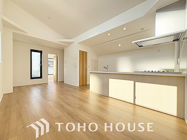 リビングも広く設け、訪れる人々を暖かく迎えてくれます。