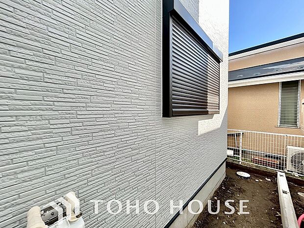 台風などの激しい雨風からお家を守るのはもちろん、空き巣対策などの防犯抑止や防音にも効果を発揮します。