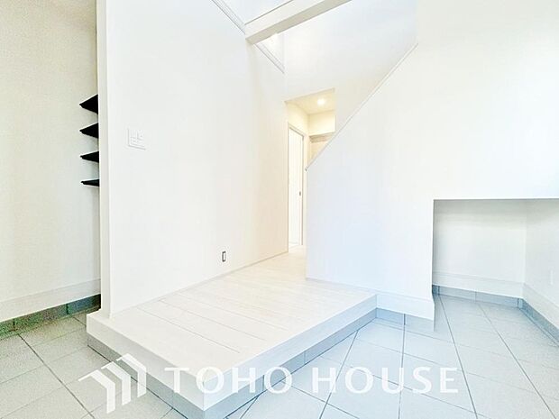 ゲストを招き、家族を迎える玄関は、ディスプレイや照明にこだわってみてはいかがでしょうか。