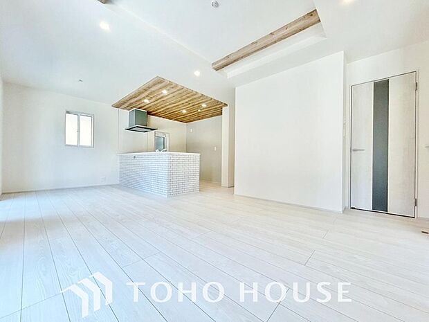 光が注がれる青い空から鮮やかに赤色にゆっくりと染まる。そんな優しい時間がここでは流れてゆく。