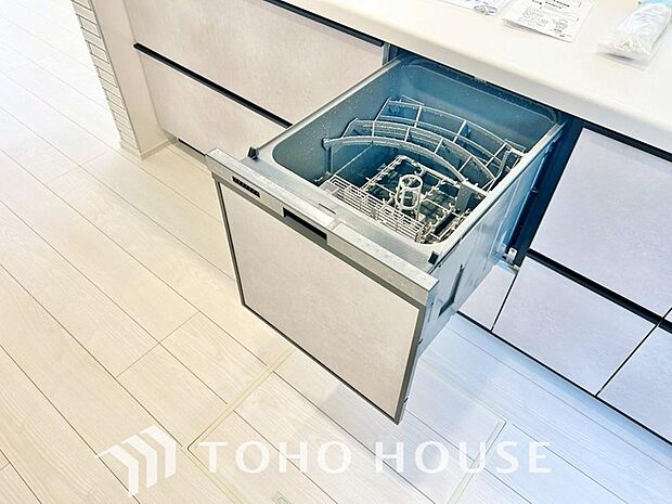 「ビルトインタイプ食器洗乾燥機」通常の手洗いでは使用出来ないほど高温のお湯や高圧水流を使うことにより汚れを効果的に落とすことができる。