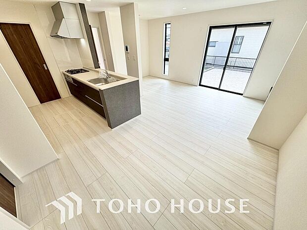 光と風があふれる開放的なリビングダイニングには自然と家族みんなが集まってきます。