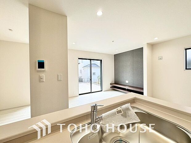 大型の冷蔵庫も配置できる広々としたキッチンスペースでお料理や家事をスムーズに進めることができます。