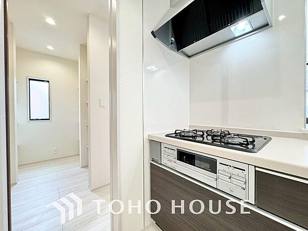 家族みんなでゆったりと調理や食事の準備ができる十分な広さを確保した、快適なキッチンスペース。