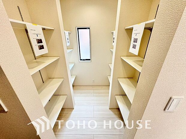 パントリーには食料品のストックや使用頻度が少ないキッチン家電などを収納することができます。