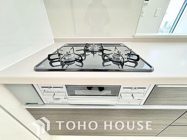 3口コンロは一度に複数のお料理を作ることができるメリットがあります。毎日のキッチンタイムを効率よく。