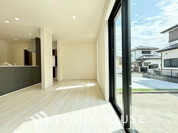 心温まるくつろぎを楽しめるリビングは、静かで落ち着いた癒しの空間となり、家族とゆったり過ごせます。