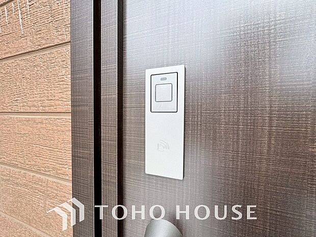 ボタン一つで施錠・解錠できる電子錠は、防犯意識の高まりから補助錠として選ばれることが増えています。