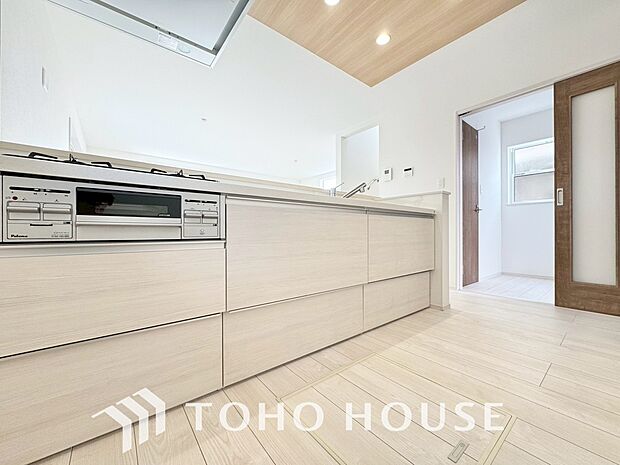 キッチンの収納は、デッドスペースになりやすい箇所を有効活用できる、スライド式収納を採用しました。