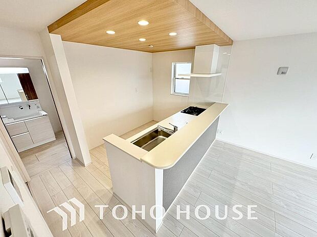 お料理の上手な方が独壇場でお料理の腕を披露するスタイルに向いているキッチンです。